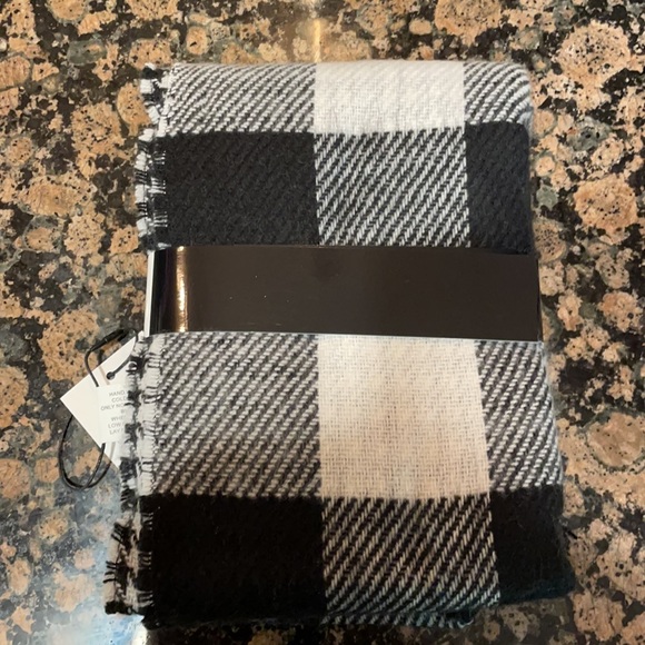 NWT Steve Madden black and white scarf - Picture 4 of 6